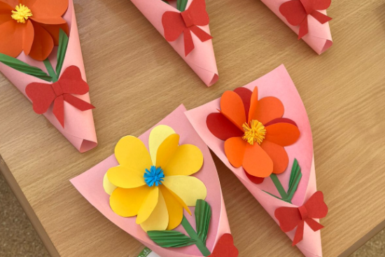 Мектебіміздің шағын-орталығында «Анаға сыйлық» атты шығармашылық шеберхана өтті. Іс-шараның мақсаты — балалардың шығармашылық қабілеттерін дамыту және ең қымбат жандарға — аналарға деген сүйіспеншілік пен құрметті тәрбиелеу. 